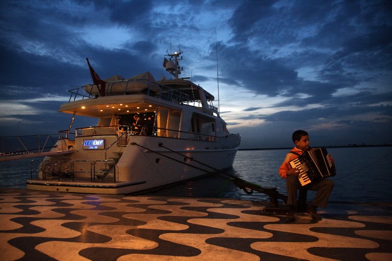 İzmir Kordonunda tekne ve müzisyen