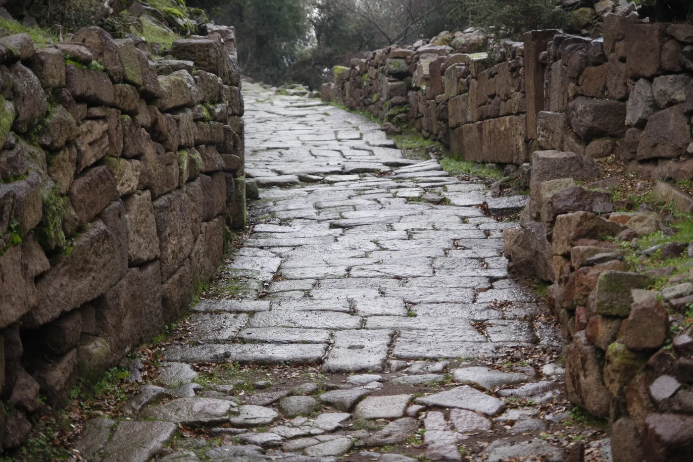 Yunt Dağları bölgesinde antik taş yol